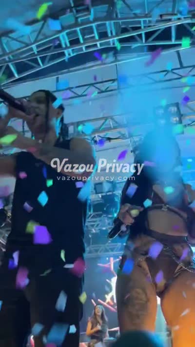 Mc Mirella fogosa, se tocando embaixo do lençol