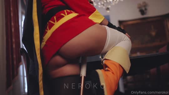 Nerokosplayer sedutora com close na bunda durinha