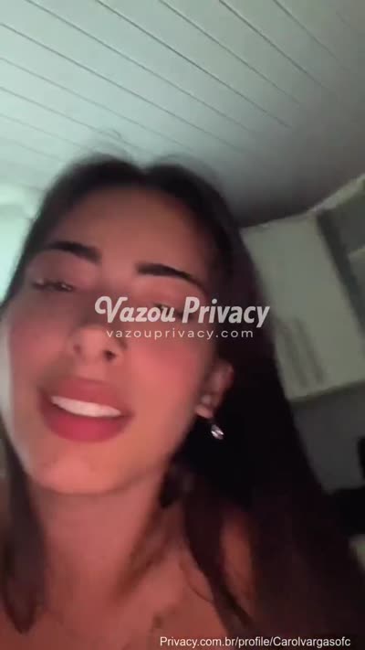 Carol Vargas sentando gostoso no travesseiro
