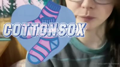 Alicecottonsox seduzindo a câmera, mostrando tudo sem pressa