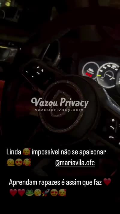 Deitada abrindo o roupão #630