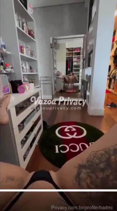 Mc Mirella sedutora, de frente pro espelho sem roupa