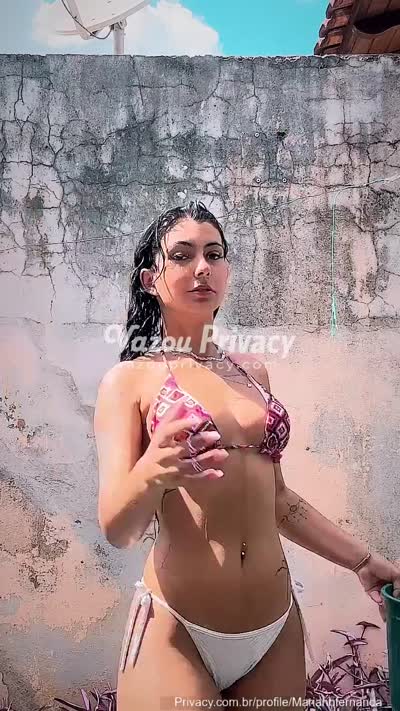 Toda molhada no banho