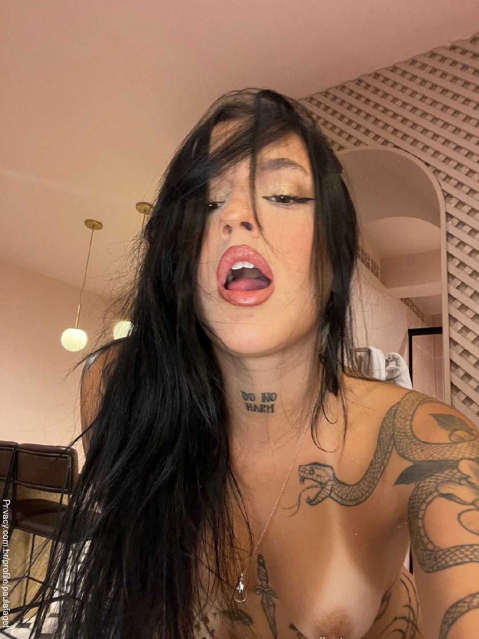 Sapeca Paula Faget de biquíni fio-dental na piscina