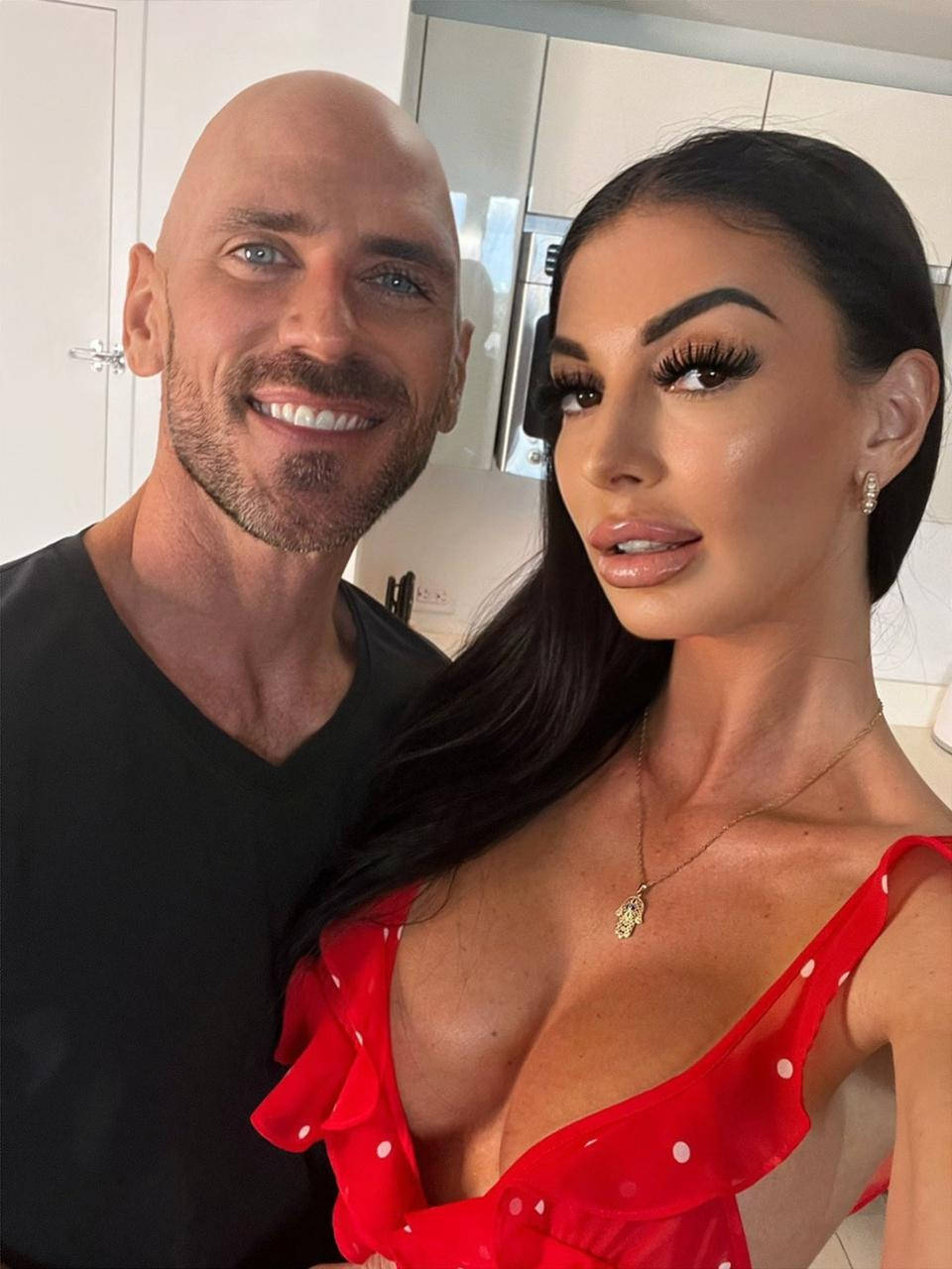De frente pro espelho sem roupa — pack de fotos de Johnny Sins vazado