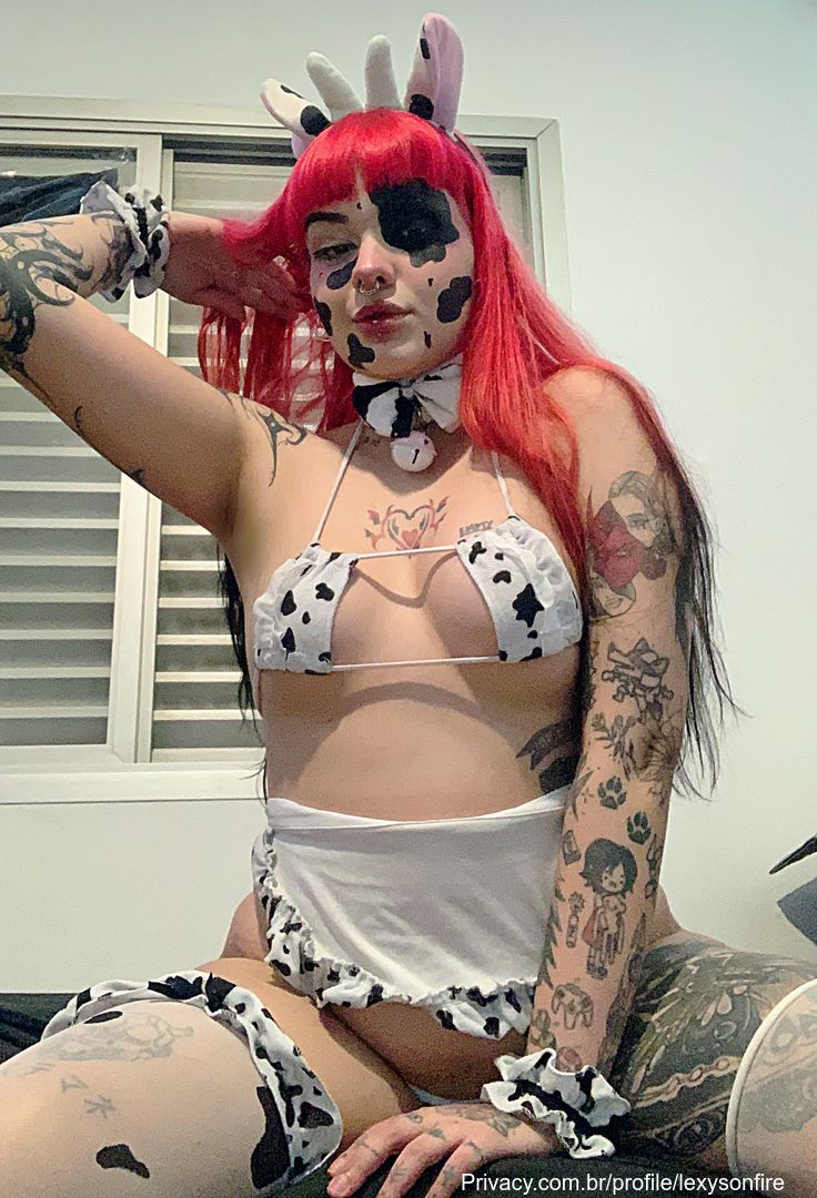 Lexysonfire provocando de quatro no chão 😈