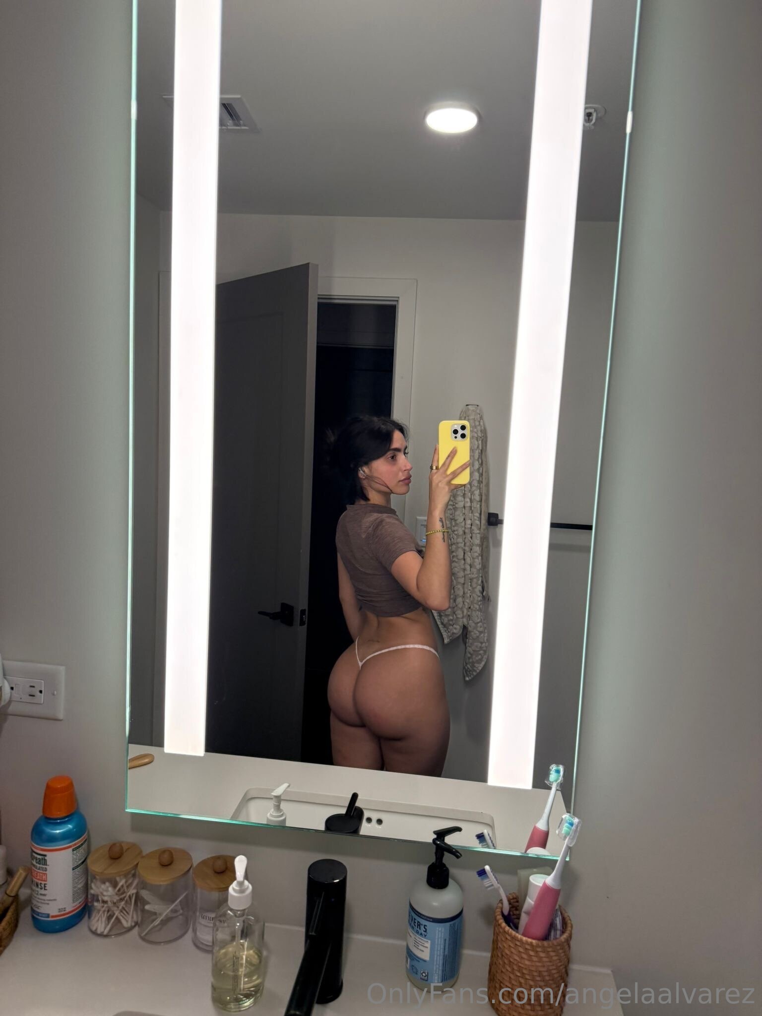 Vazou o privacy de Angelaalvarez, com a bunda pra cima na cama 😈