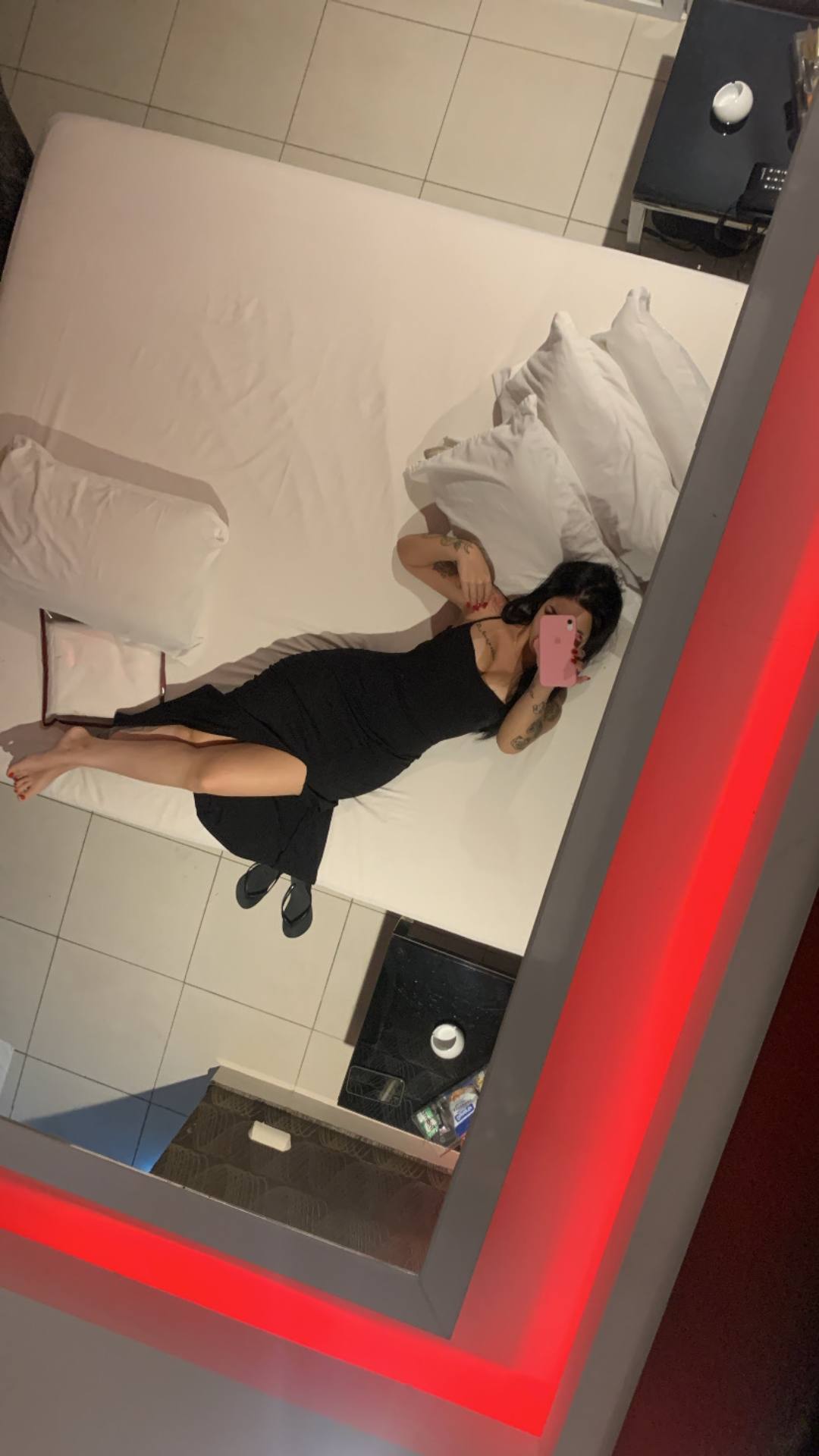 Bruna Santini mostrando os peitos na chamada