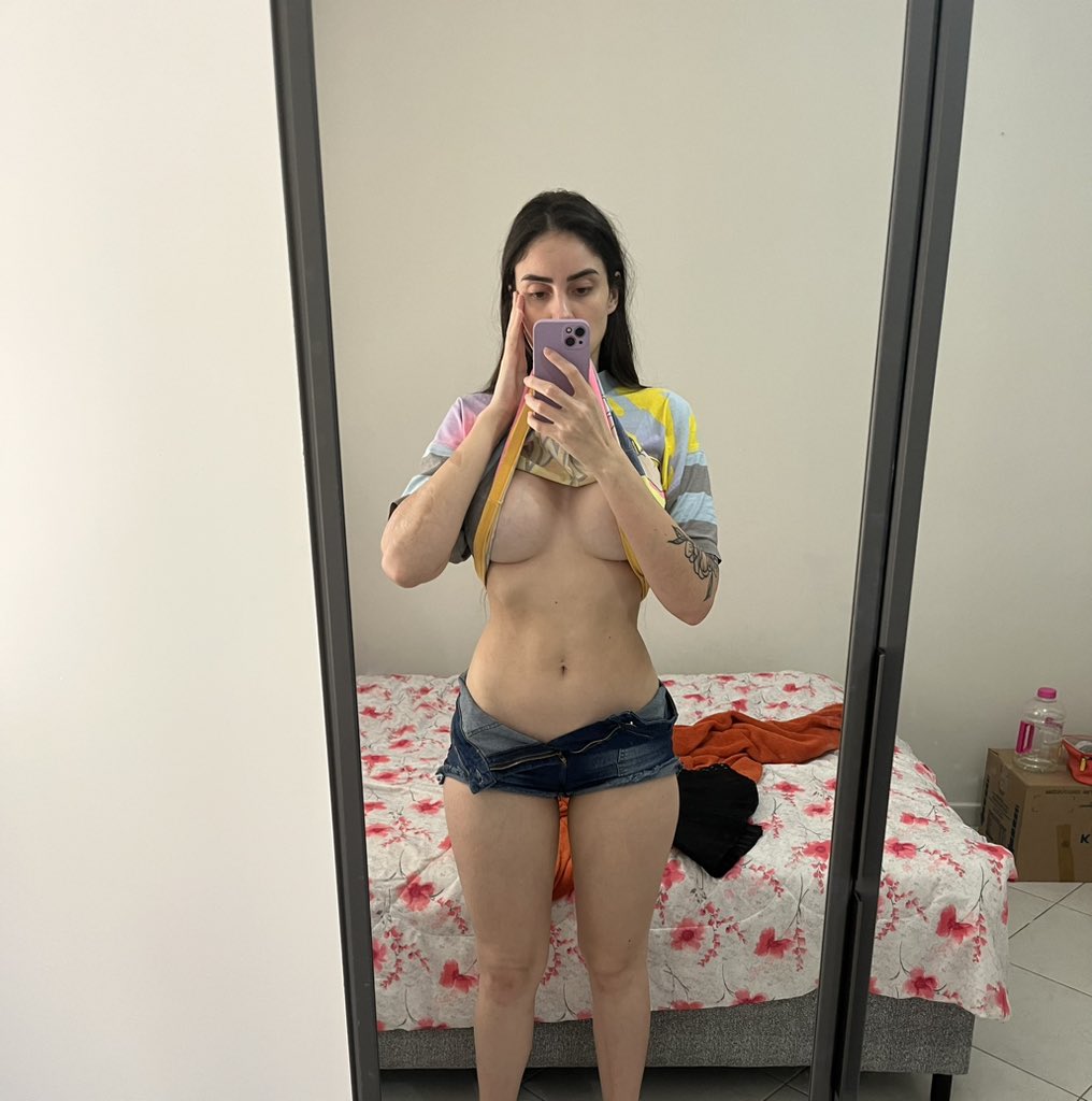 Victoria Camargo provocando, brincando sozinha na cama