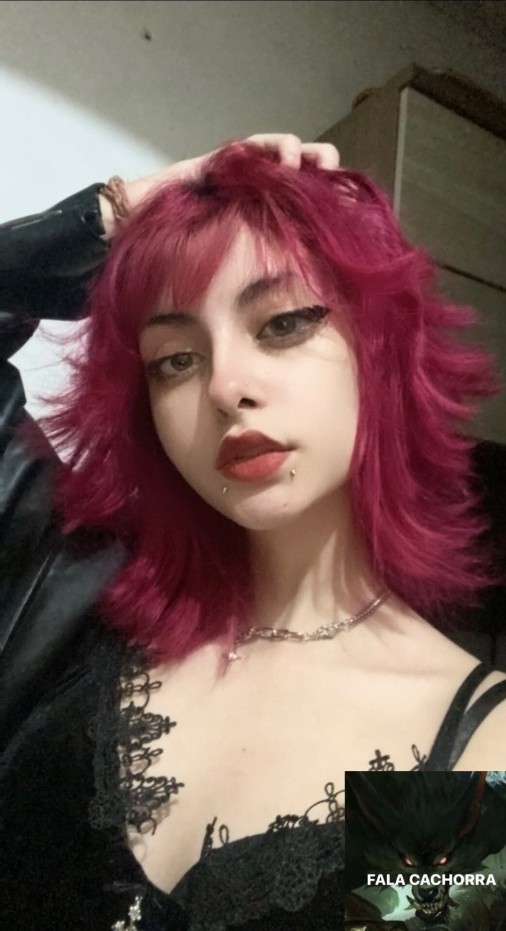 Norafawn — nua tomando sol na varanda