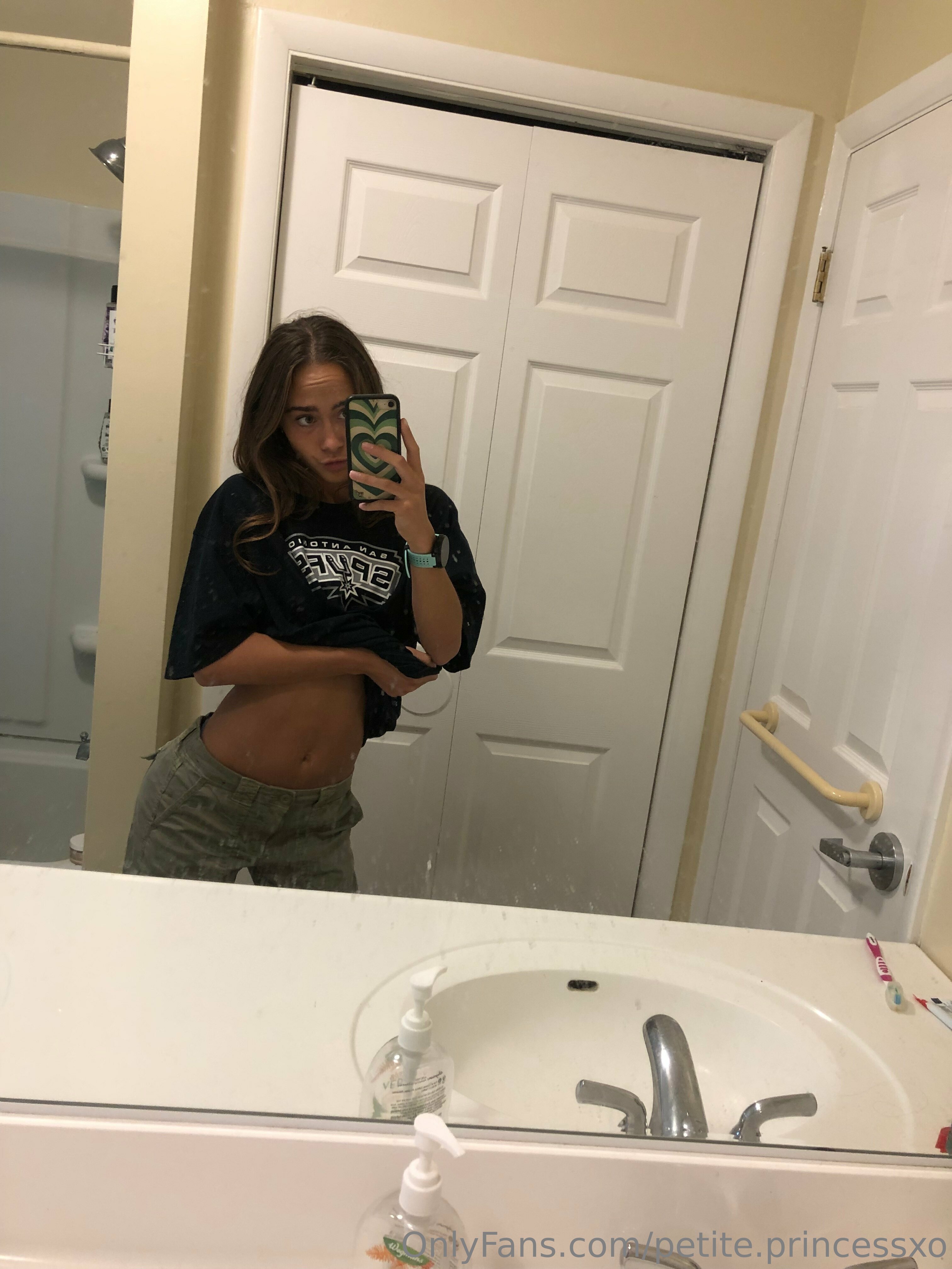 Emma Strickland — OnlyFans vazado, se despindo devagar, mostrando os peitos