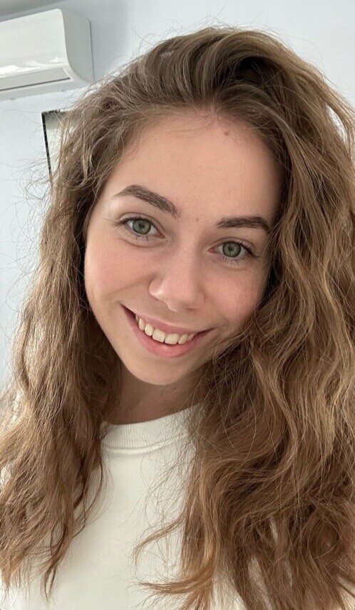 Perfeita Kitty de quatro no sofá