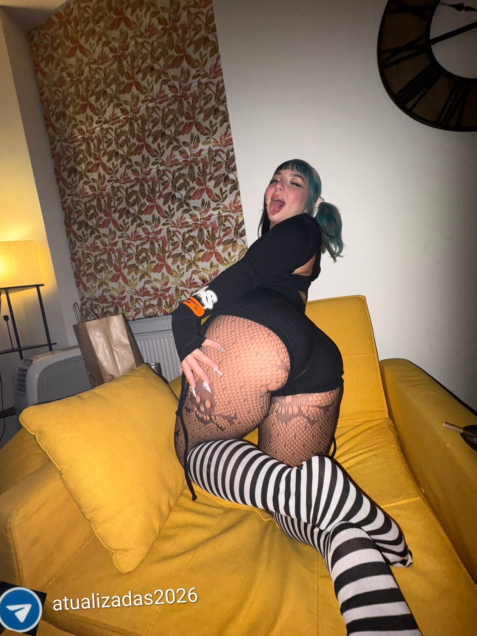 Vazou o privacy de Belle Belinha, gostosa de meia-calça rasgada