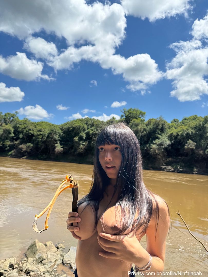 Ninfa Japa sedutora, de frente pro espelho sem roupa