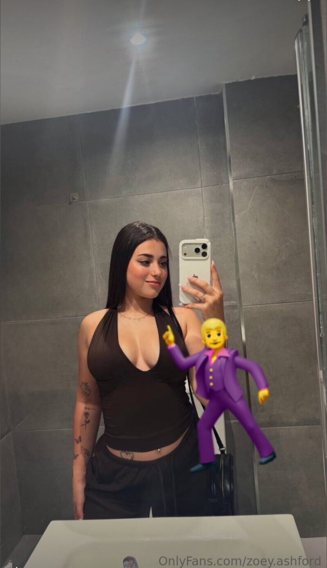 Cena exclusiva de Zoey ashford provocando de quatro no chão