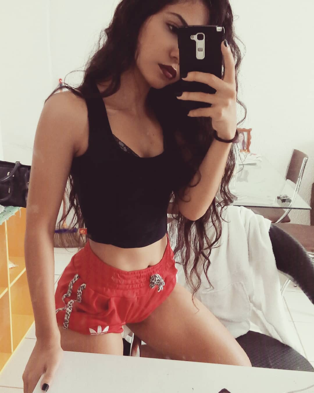 Poliana Arapiraca exibindo o corpão, peladinha no quarto