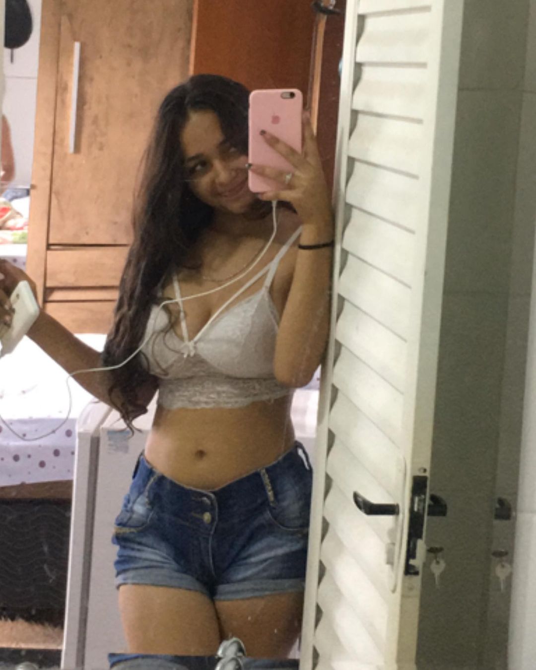 Cena exclusiva de Jhennifer Rodriguess de biquíni fio-dental na piscina