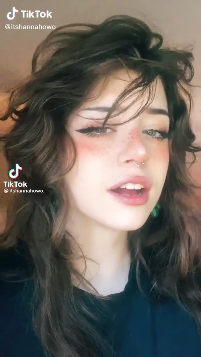 Hannah OwO: de calcinha fio na cozinha