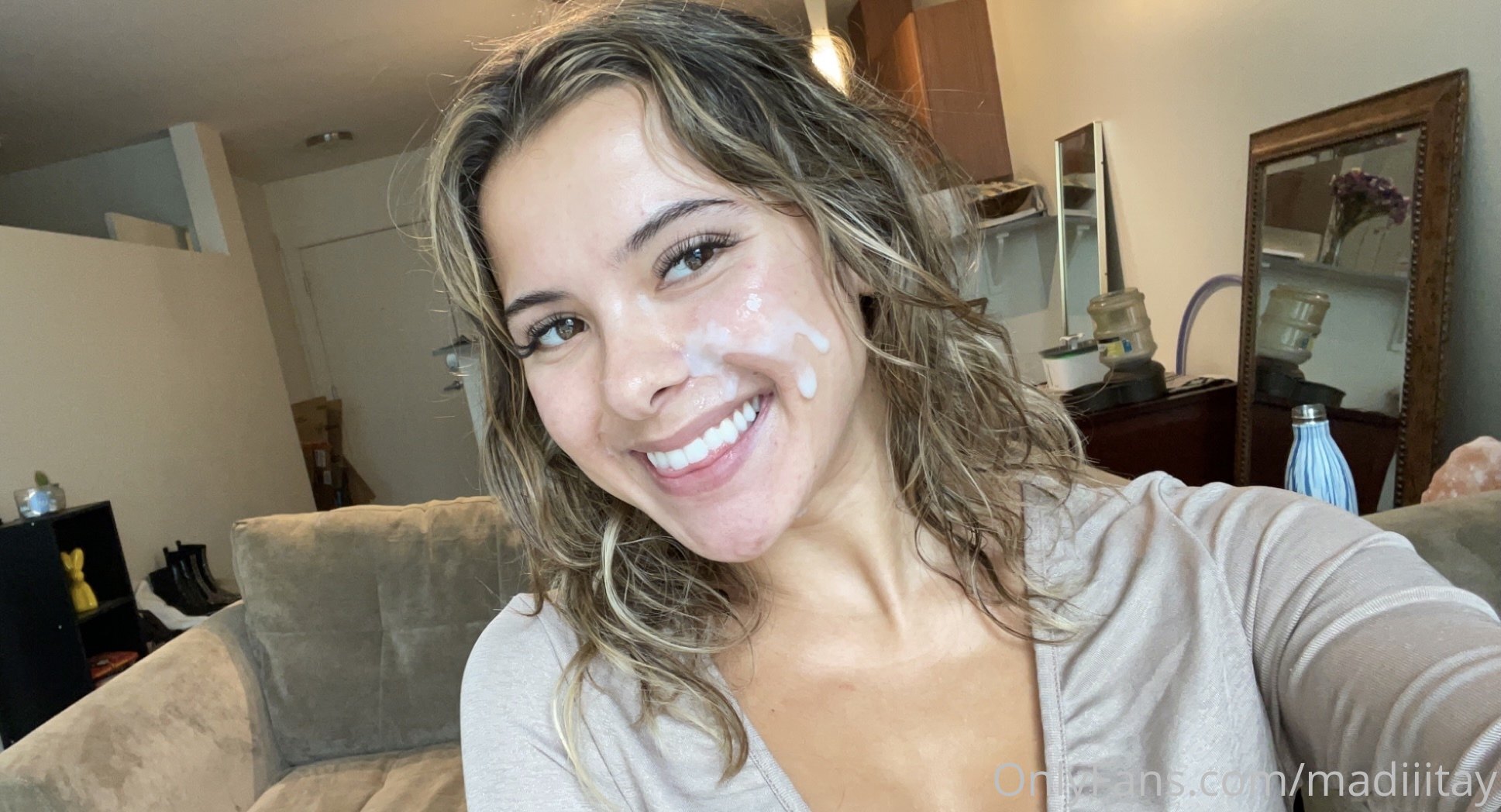 Madiiitay exibindo o corpão, se tocando embaixo do lençol