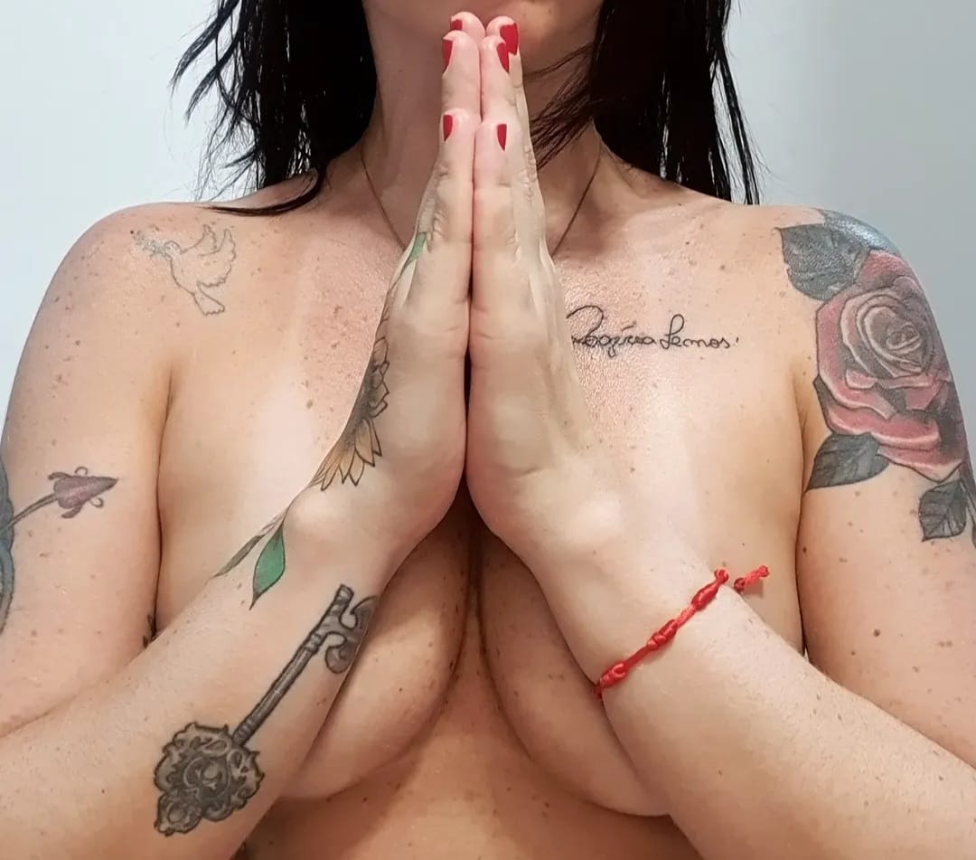 Gemendo baixinho sozinha — Ale calap