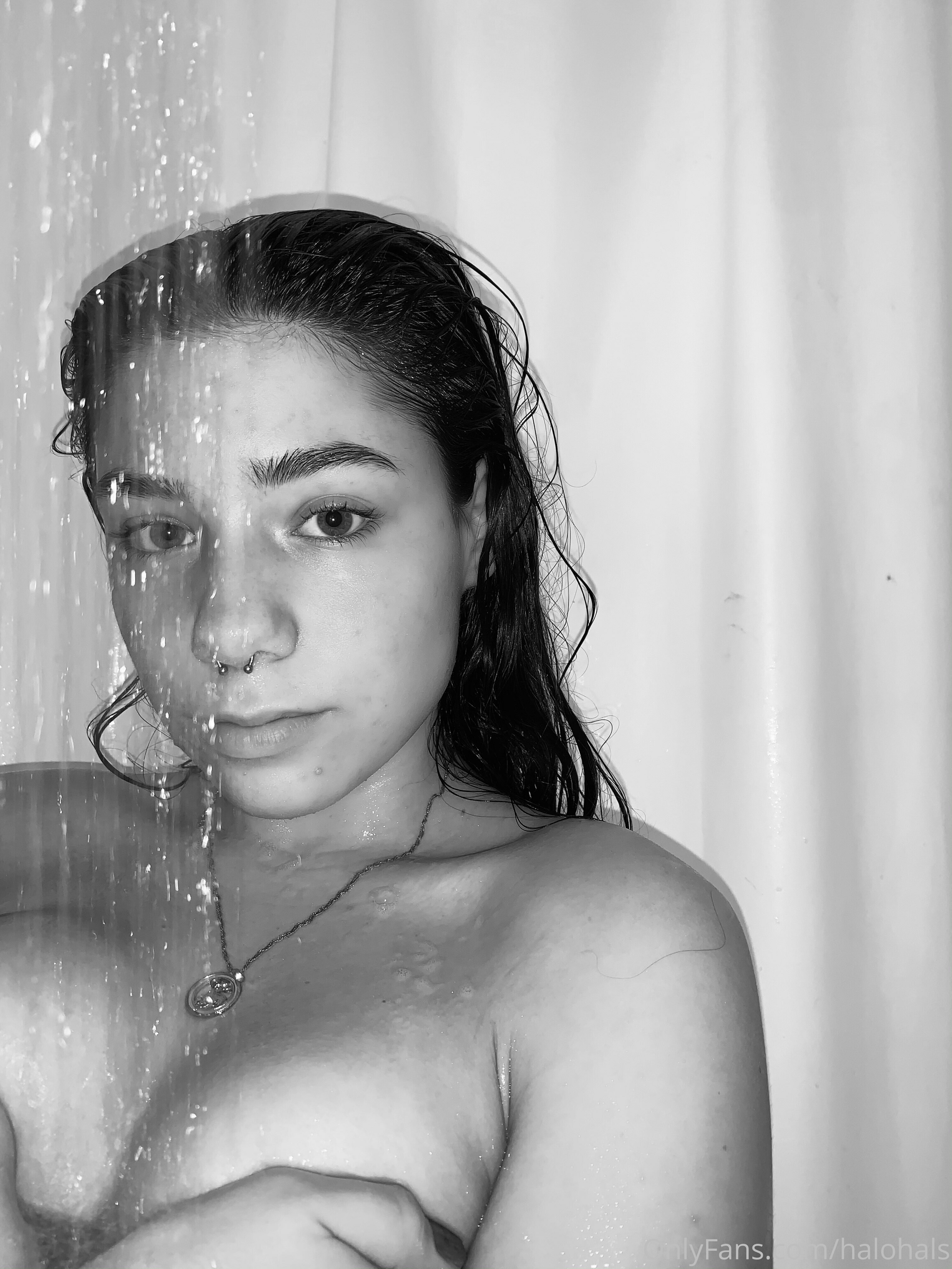 Halohals — gemendo baixinho sozinha