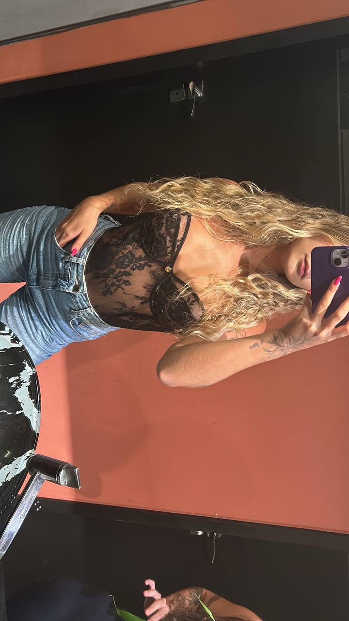 Amanda escandalosa peladinha no quarto