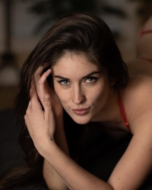 Bella Donna desnuda y filtrada