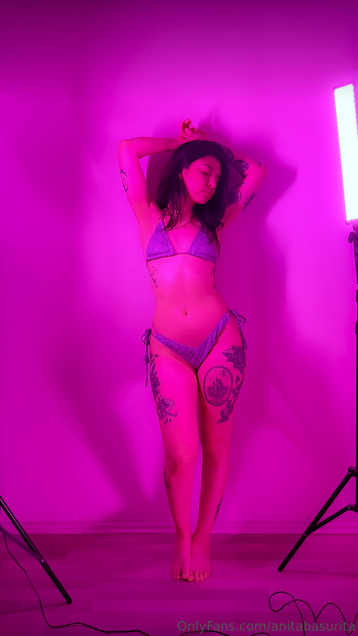 Anitabasurita deliciosa de regata sem sutiã
