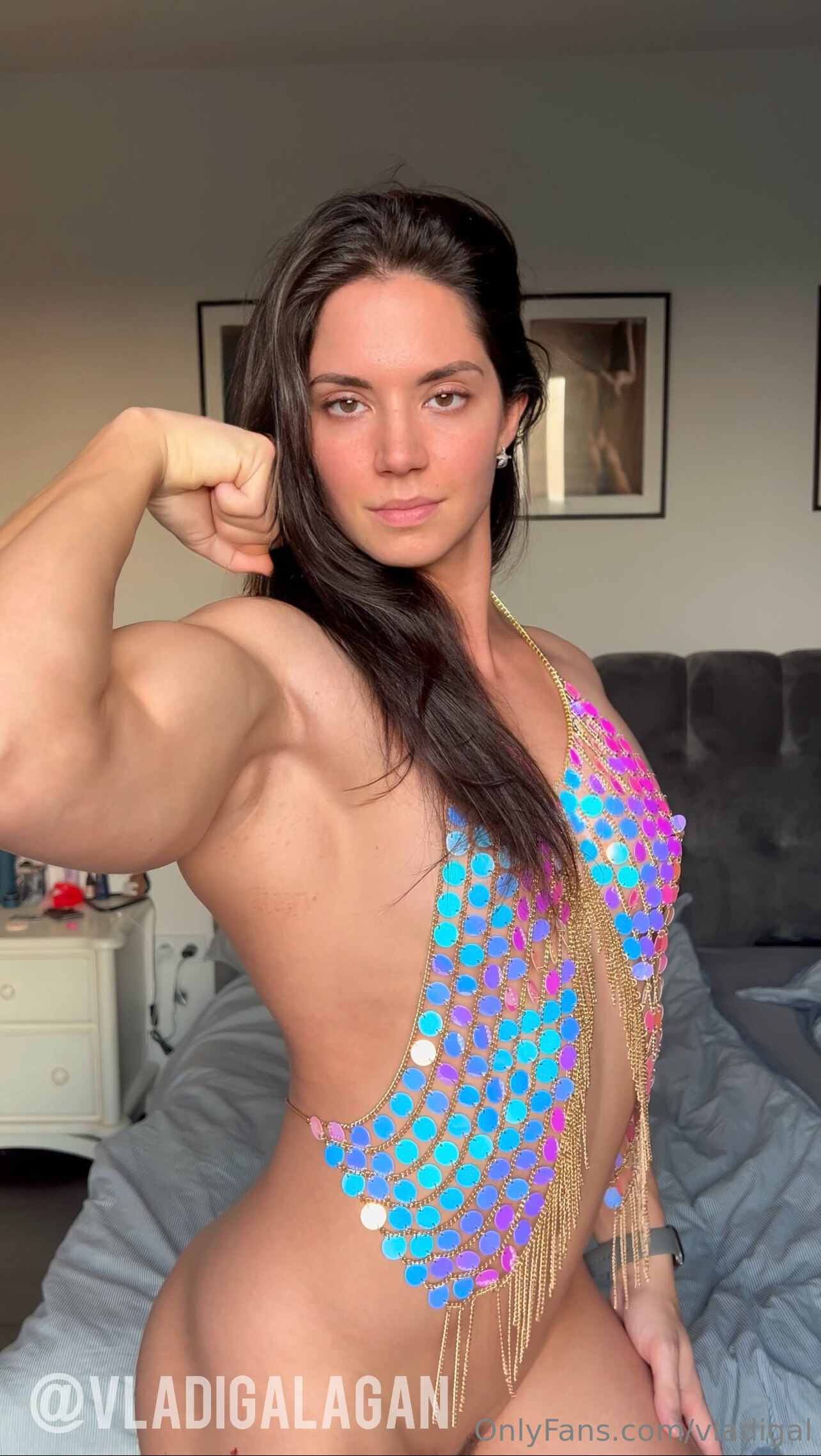 Vladislava Galagan provocando, mostrando os peitos na chamada