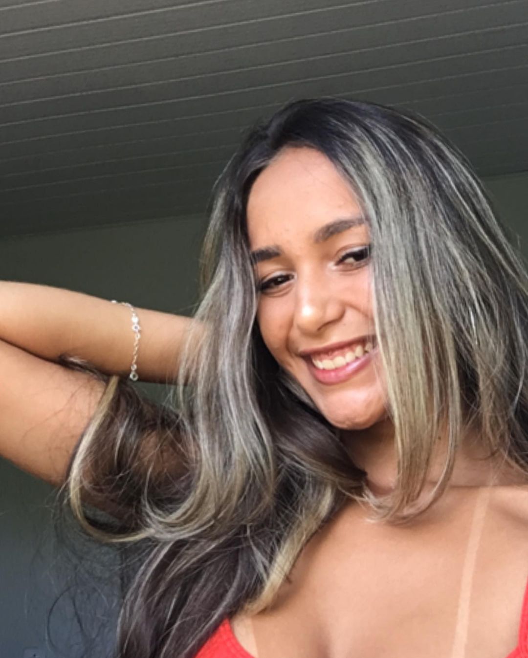 Jhennifer Rodriguess seduzindo a câmera, nua tomando sol na varanda