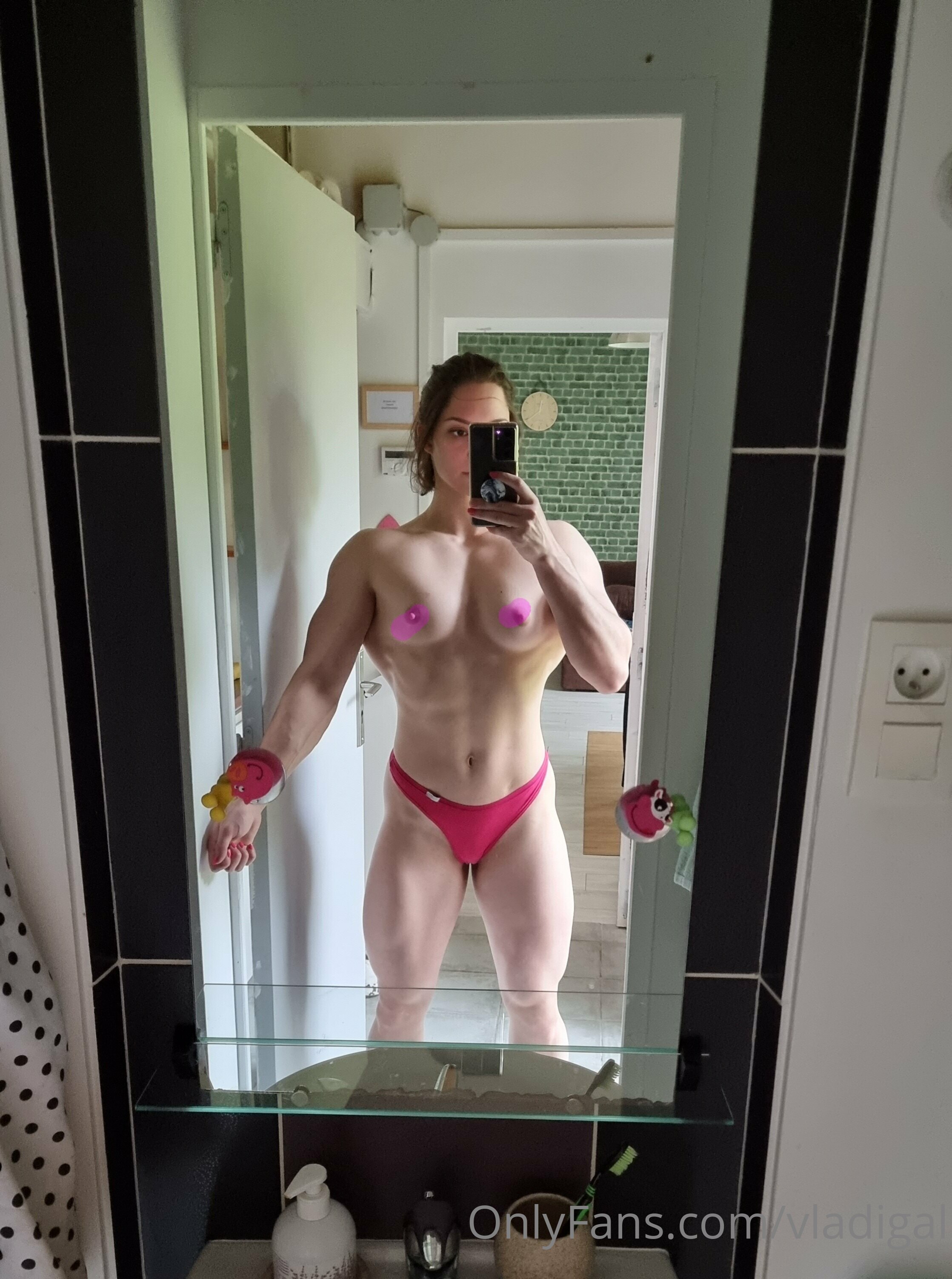 Vladislava Galagan provocante, empinando a bunda pra câmera