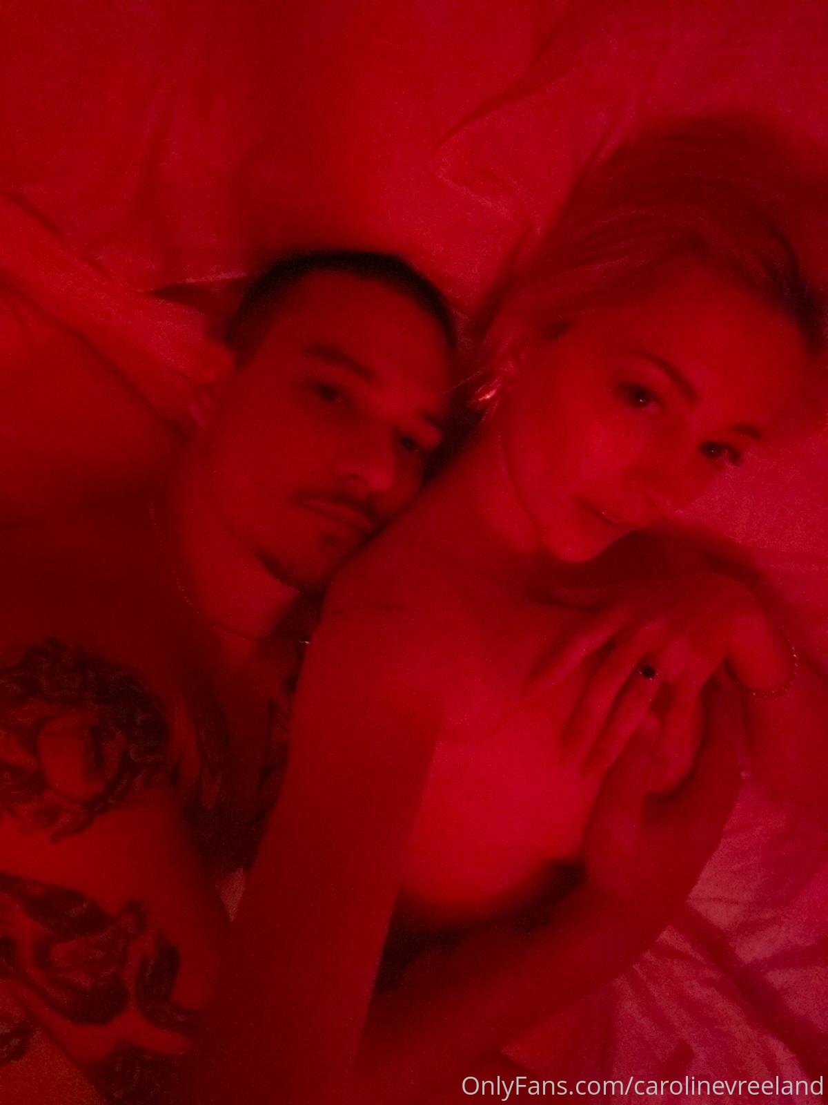 Caroline Vreeland rebolando sem parar, gemendo baixinho sozinha