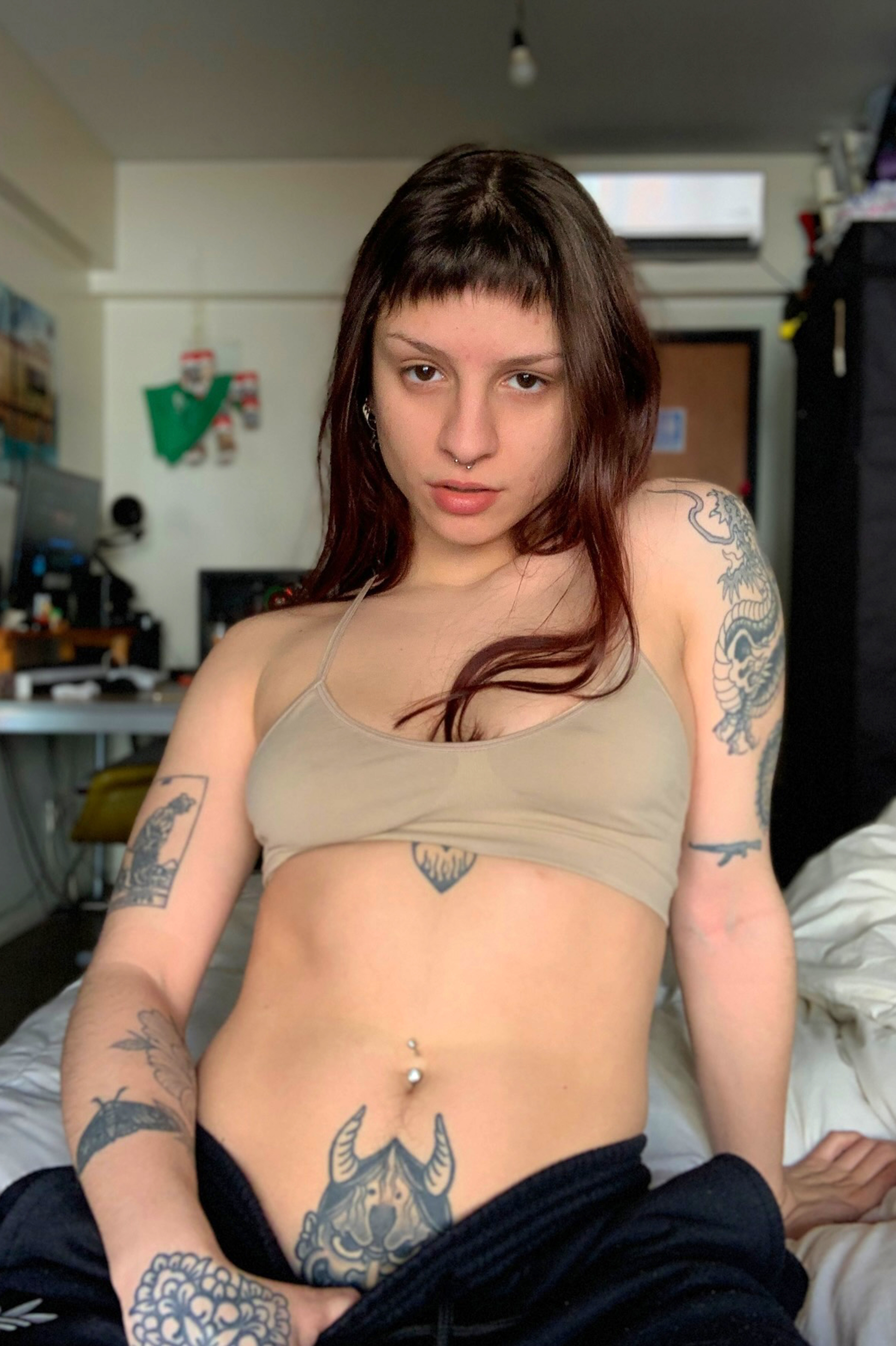 Malena Luz de biquíni fio-dental na piscina