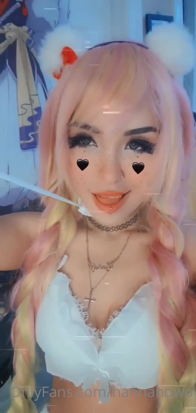Hannah OwO provocante, deitada abrindo o roupão