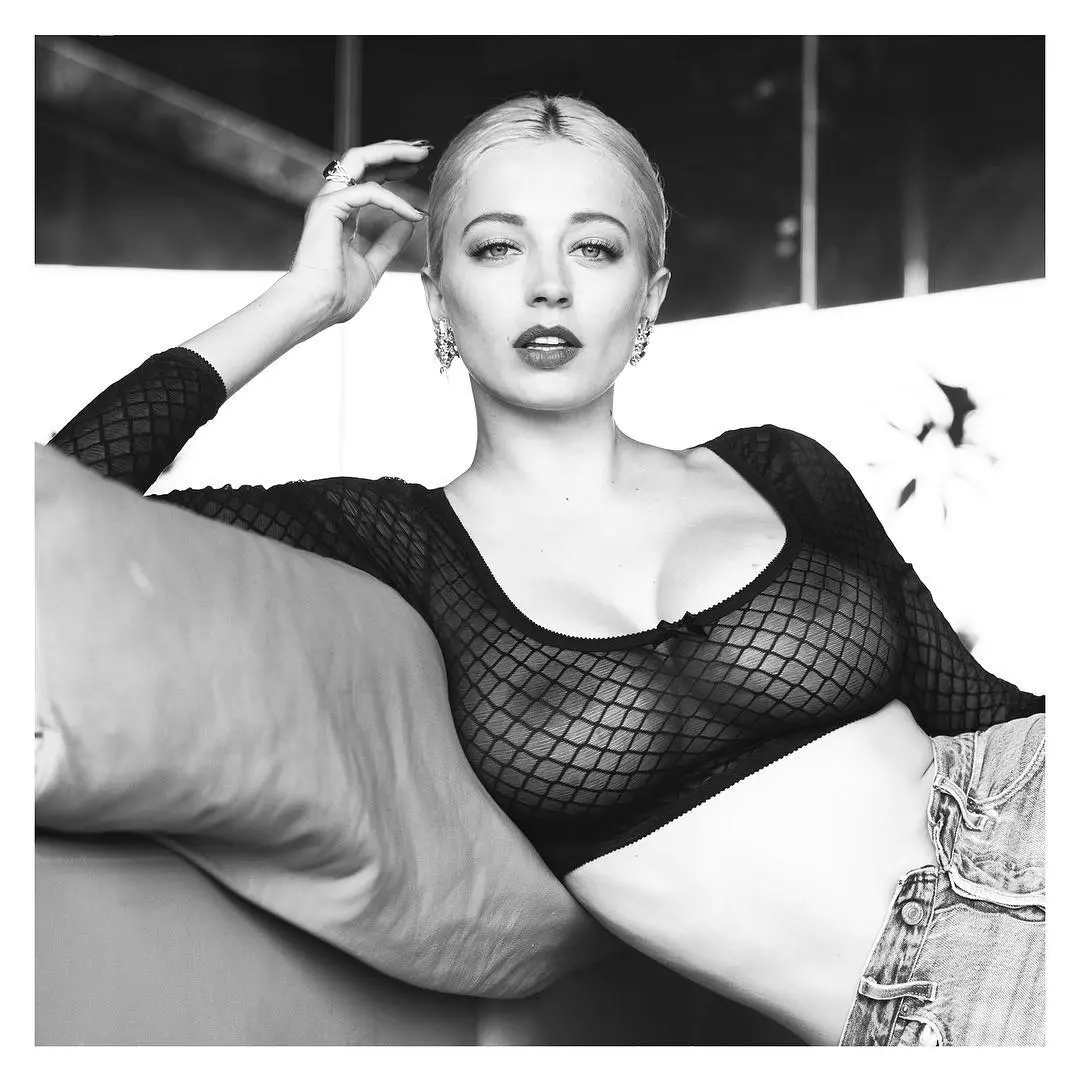 Provocante Caroline Vreeland deitada abrindo o roupão