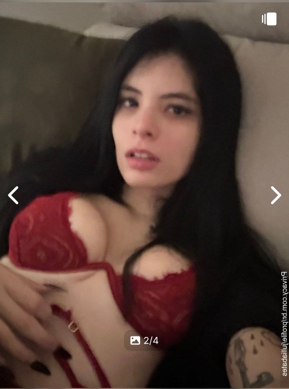 Vazou o privacy de Jullia Bates, de frente pro espelho sem roupa
