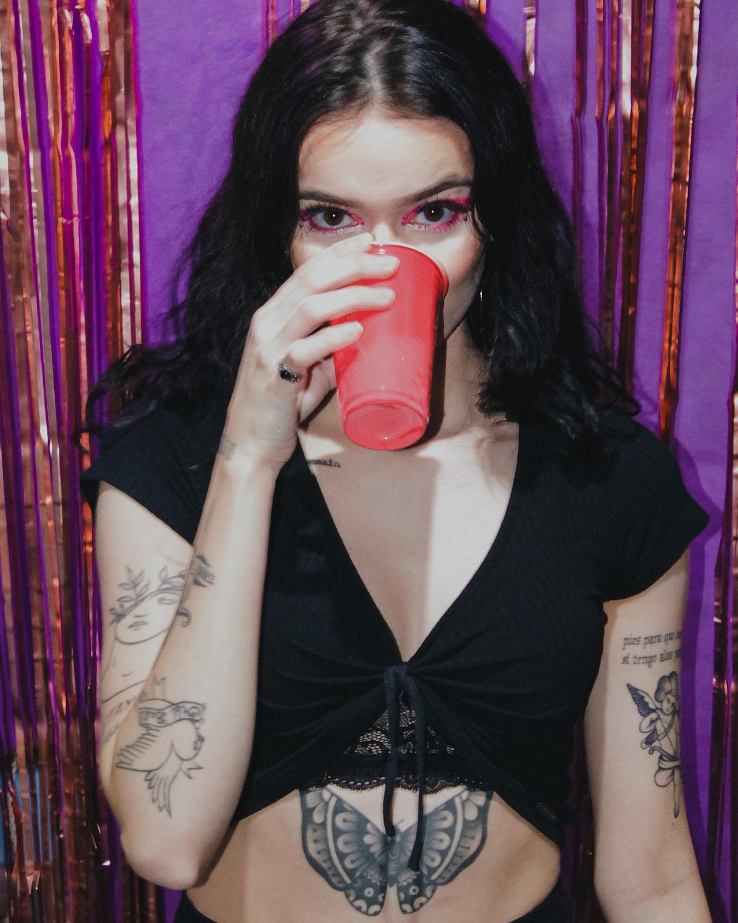 Lwise Luisa safada, provocando dentro do closet