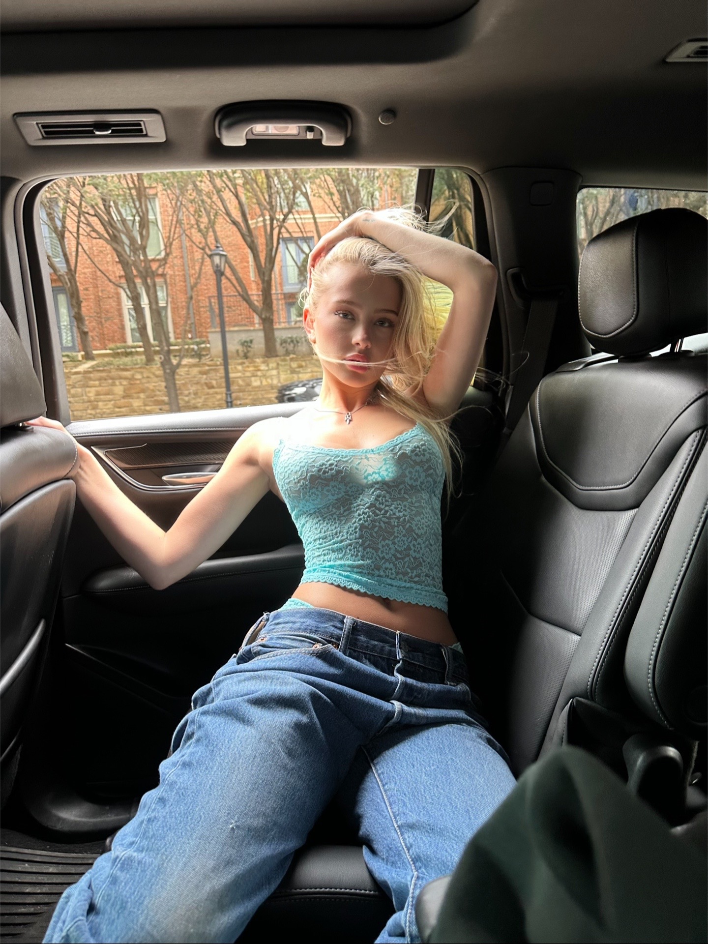 Lexi Drew irresistível de quatro no sofá