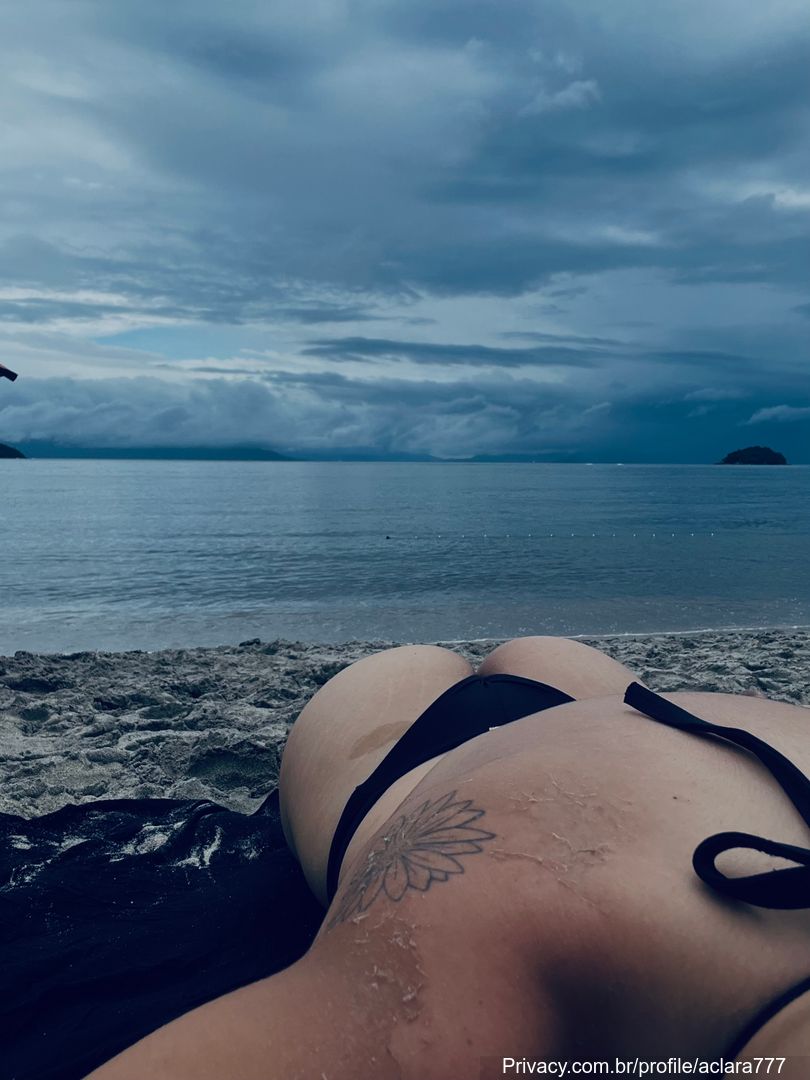 Flagra de Clara Arcari com close na bunda durinha
