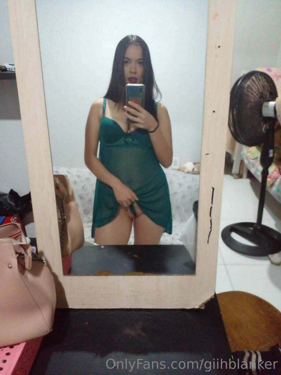 Vazou o privacy de Geovanna Abreu, se despindo devagar, de frente pro espelho
