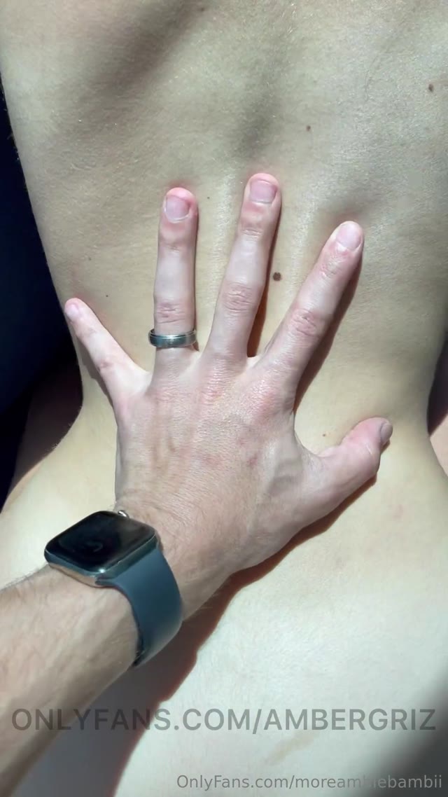 Flagra de Ambie Bambii de quatro no sofá