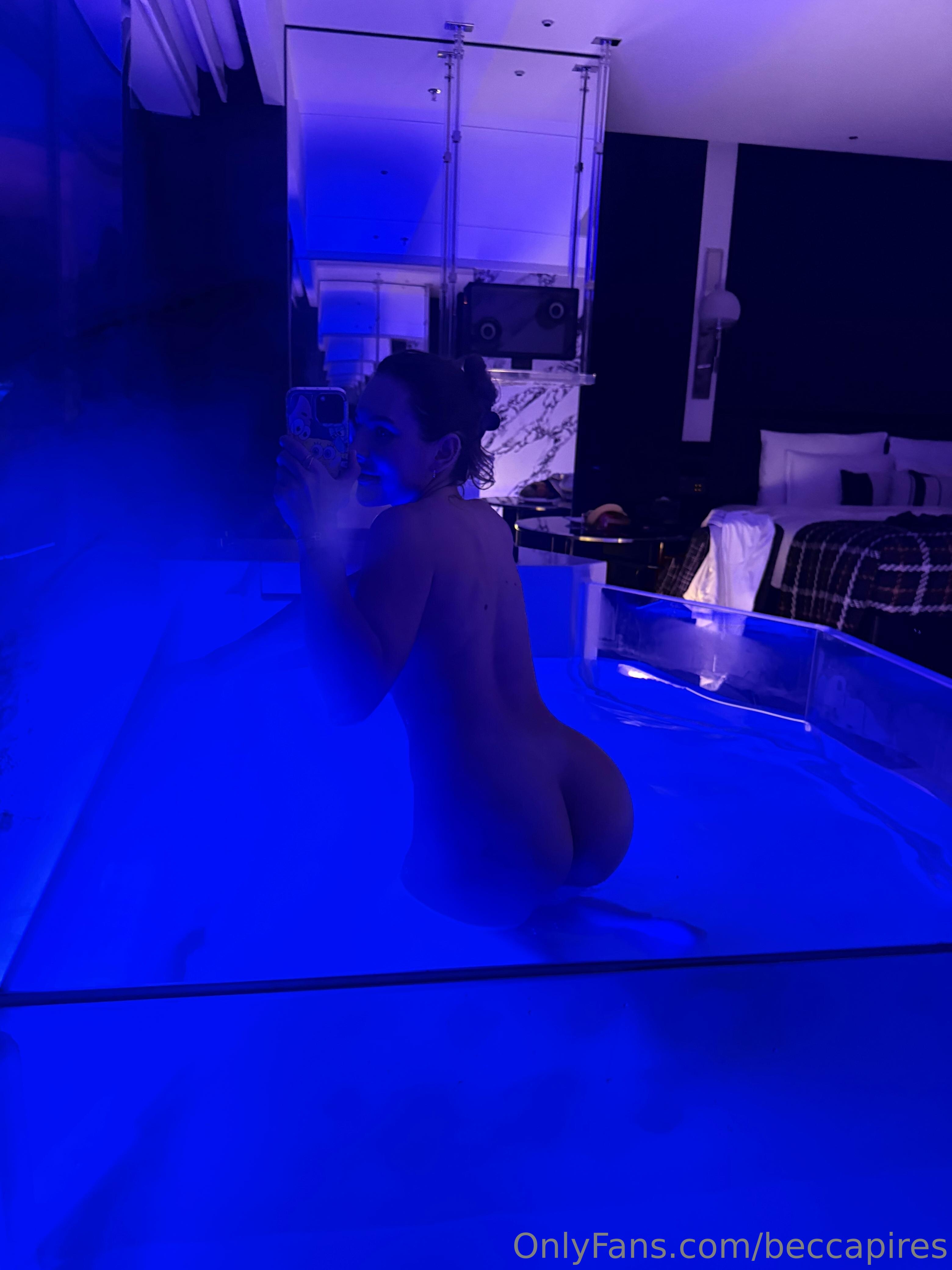 Becca Pires na banheira cheia de espuma