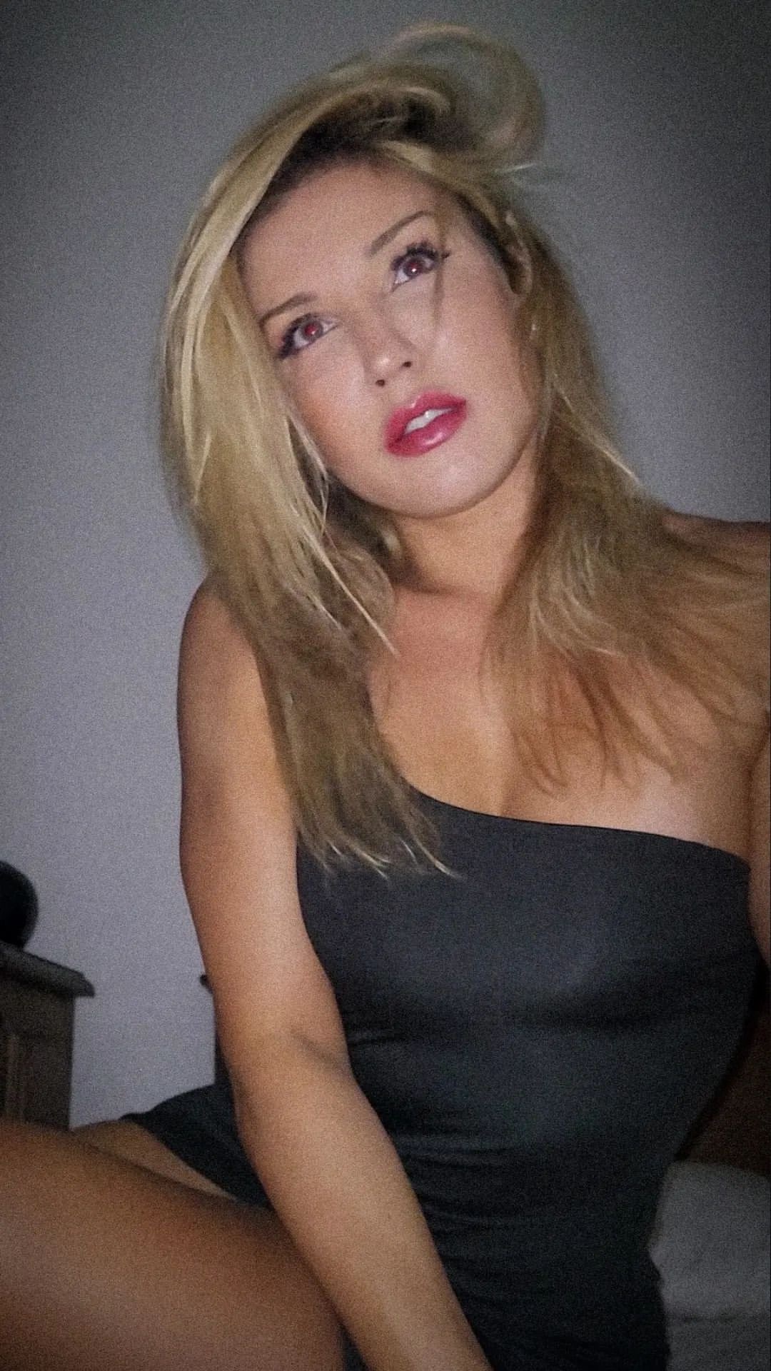 Conteúdo raro de num striptease completo — pack de fotos de Pietra Principe
