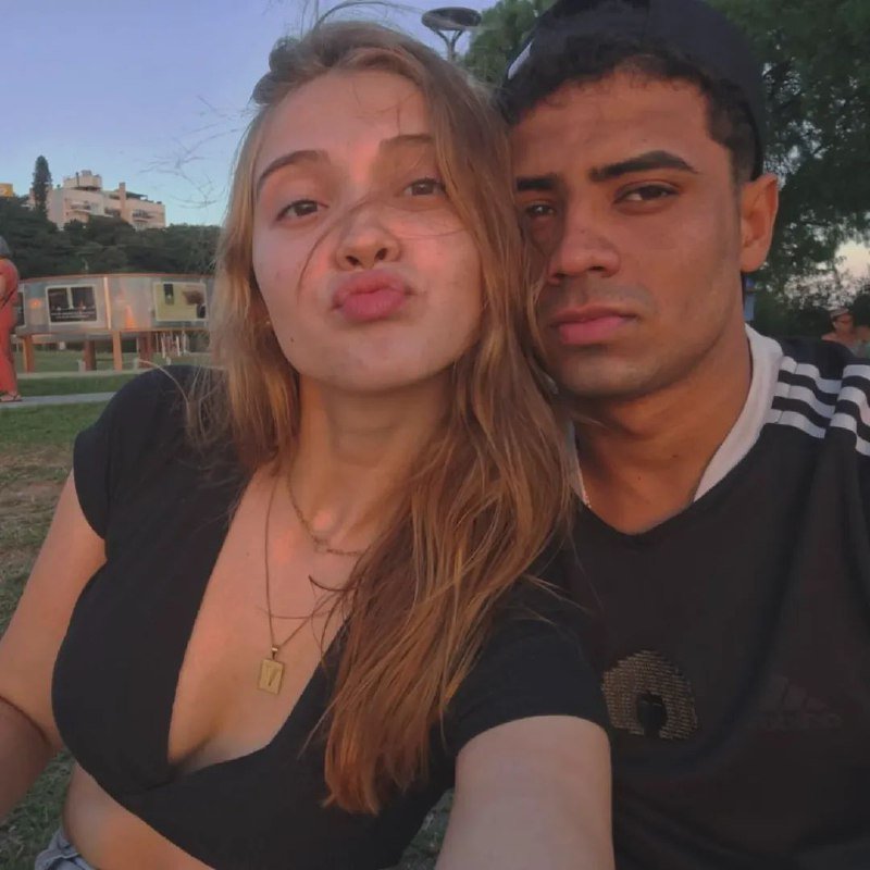 CASAIS VAZADOS se despindo devagar, mostrando os peitos na chamada