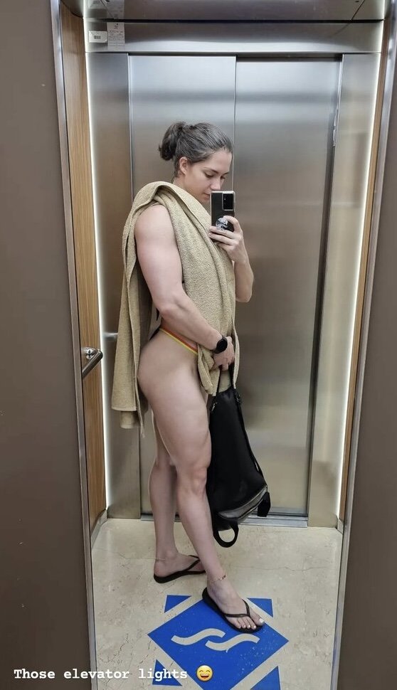 Vladislava Galagan — sem calcinha na varanda