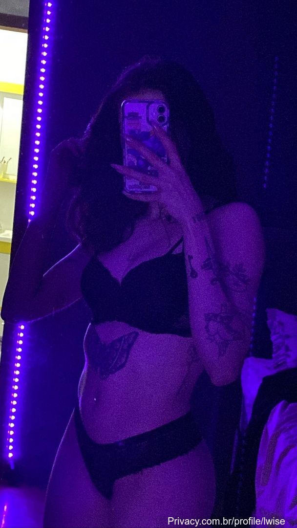 Lwise Luisa se despindo devagar, deitada abrindo o roupão