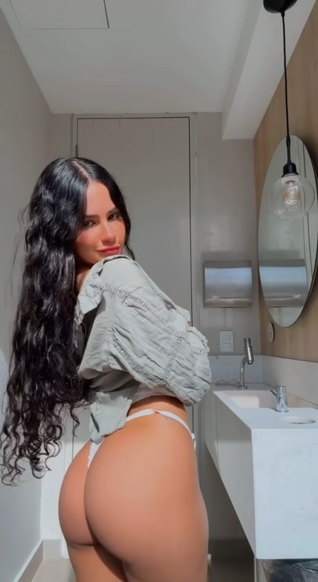 Poliana Arapiraca — de lingerie preta na cama