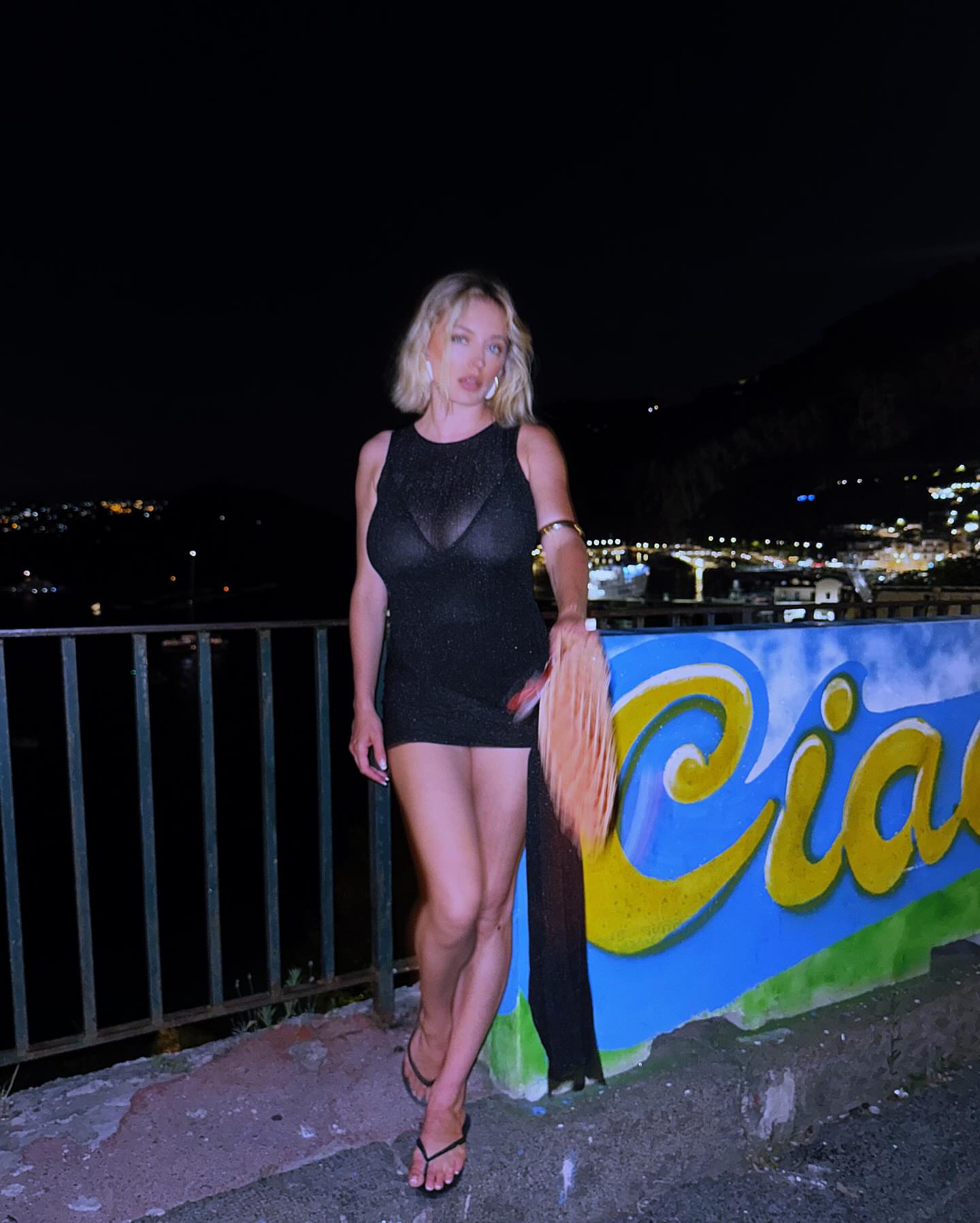 Caroline Vreeland safada mostrando os peitos na chamada