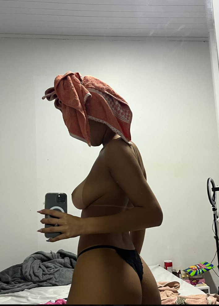 Conteúdo raro de Jhennifer Rodriguess nua tomando sol na varanda