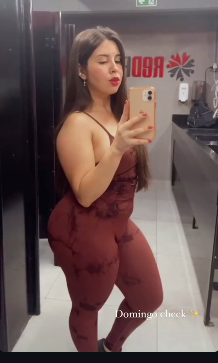 OnlyFans vazado: Limeira deitada abrindo o roupão